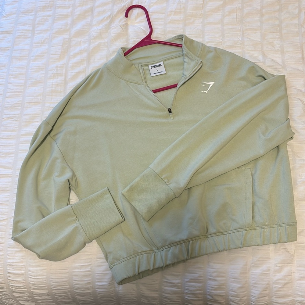 Gym shark cropped pullover